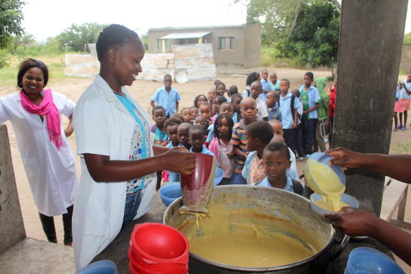 food for knowledge, children, beneficiaries, school, education, nutrition, planet aid, mozambique