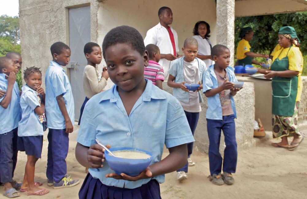 child_with_food-process-s1100x648